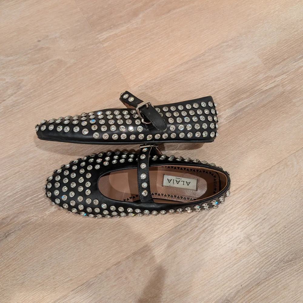 Steve Madden Black Mary Jane Flats with Silver Rhinestone Jewel Studs - Picture 2 of 4